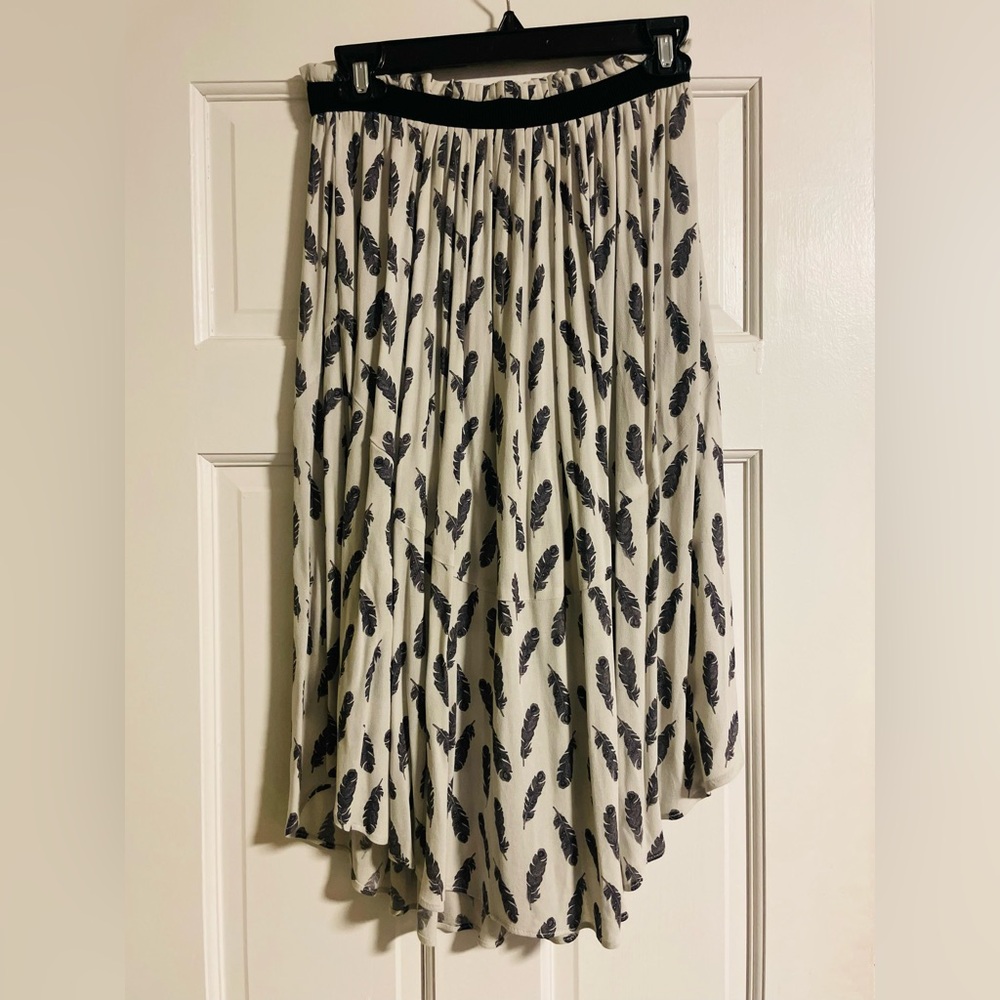 H&M Feather Print Skirt in Black and White- Size 8
